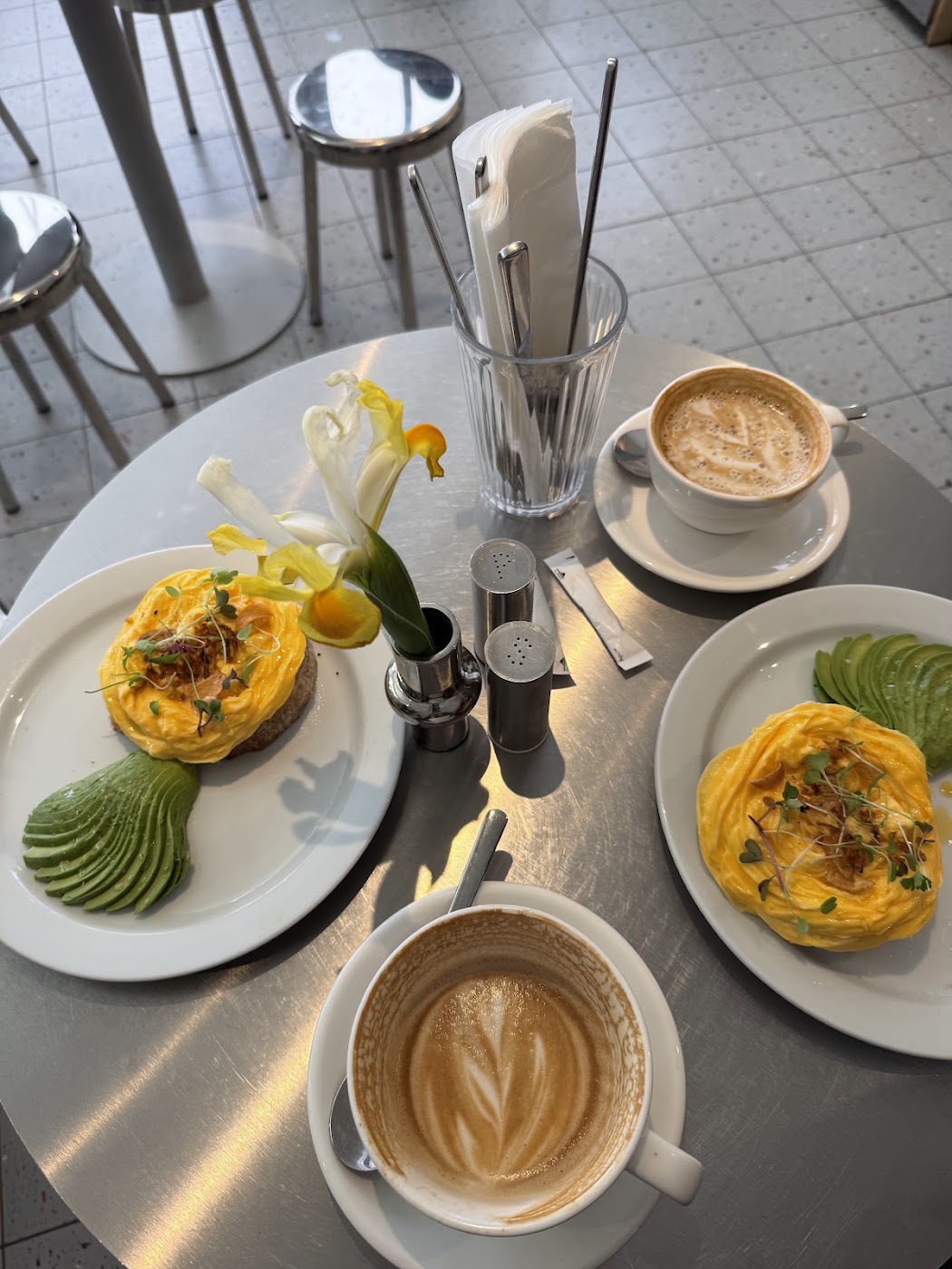 omelette with avocado