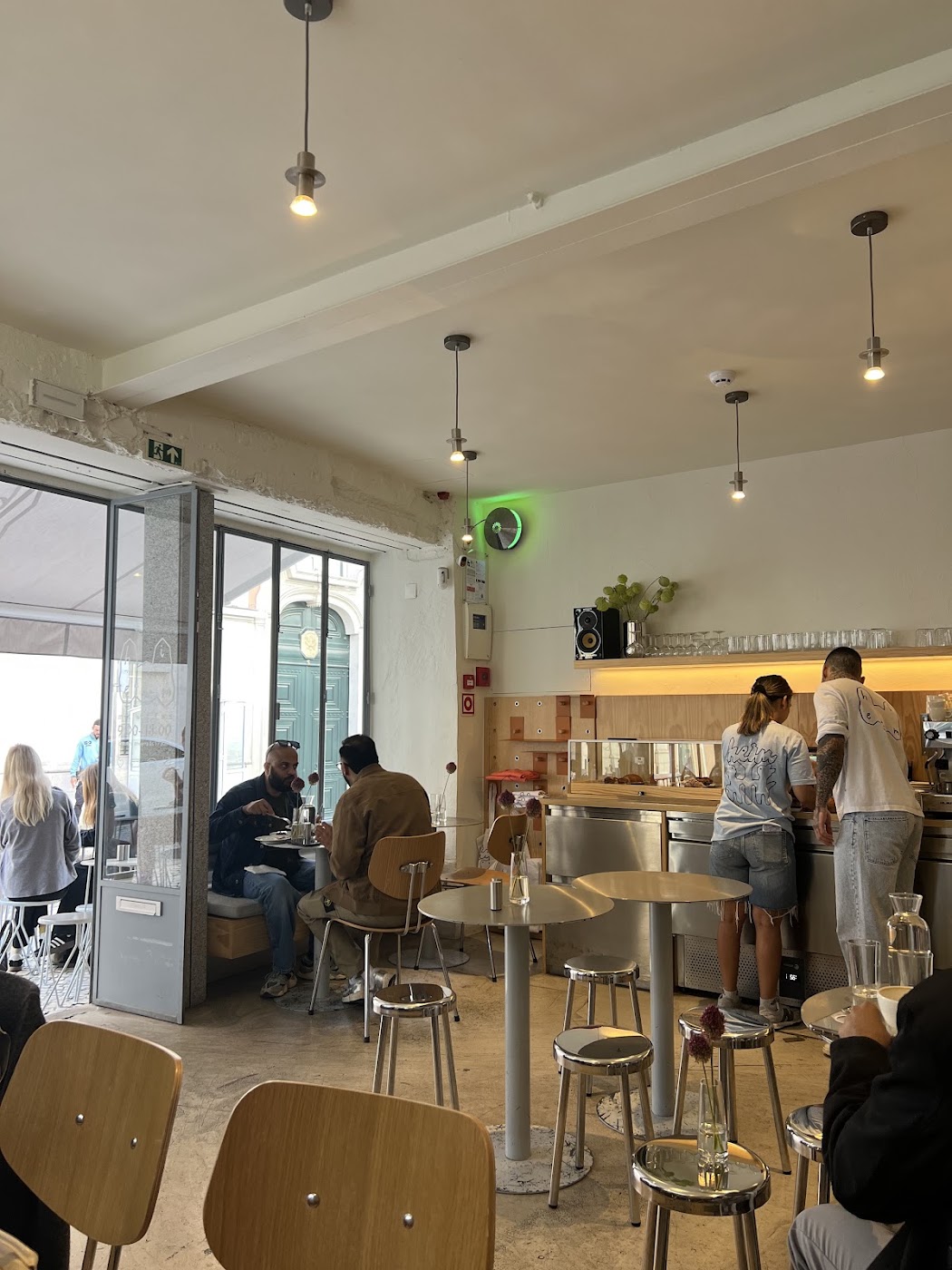 Heim Cafe Santos Balcão de bar com prateleiras de bebidas